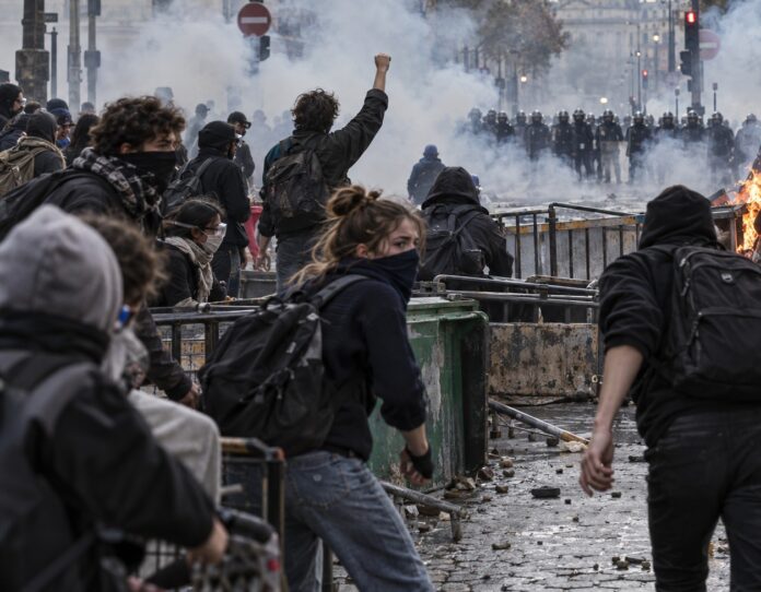 Протести МН
