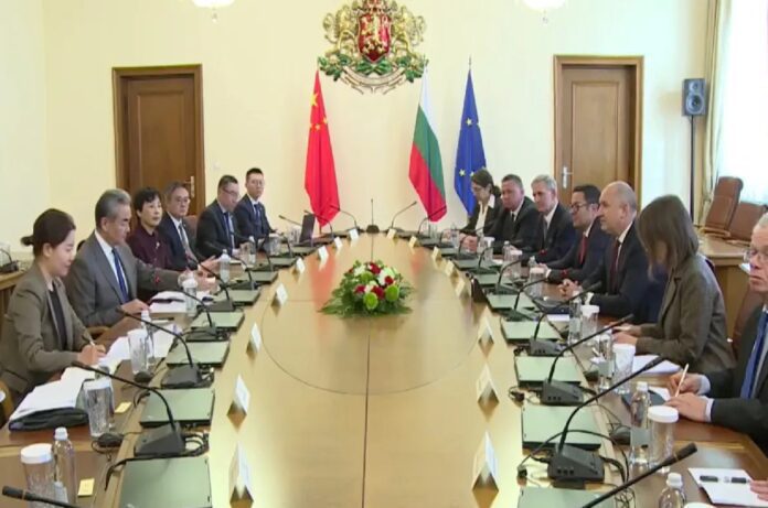 Румен Радев и министъра на външните работи на Китай Уан И БГНЕС
